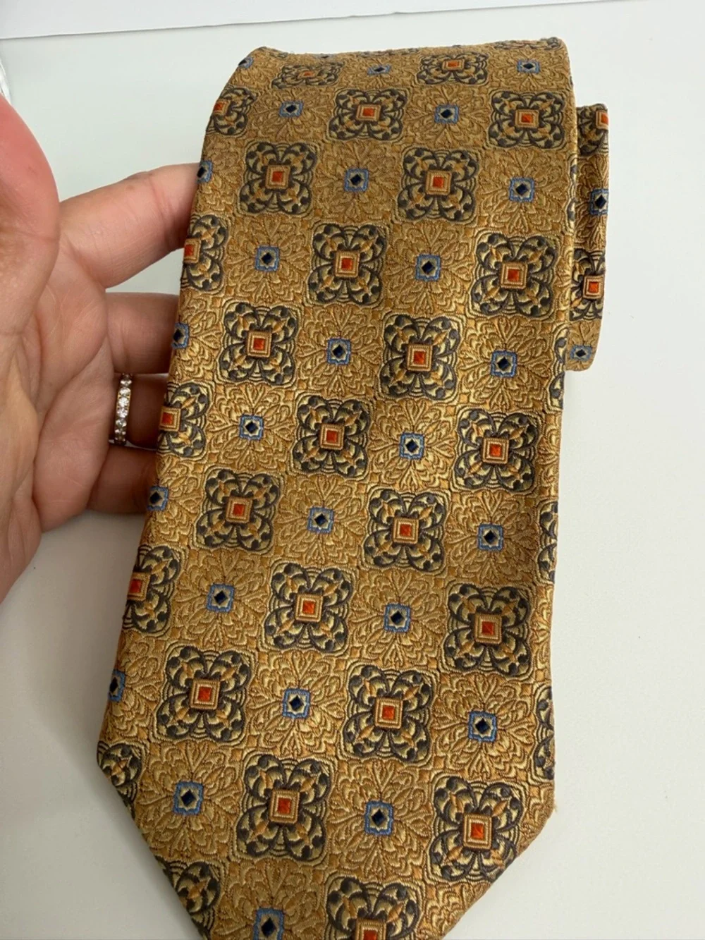 Jos. A. Bank Classic Gold Patterned Silk Tie Workwear 3 3/8” x 59‎ 1/2” Preppy